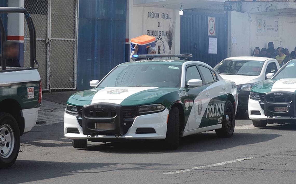 Captan en video a policías cuando compraban cervezas y subían a mujeres a una patrulla