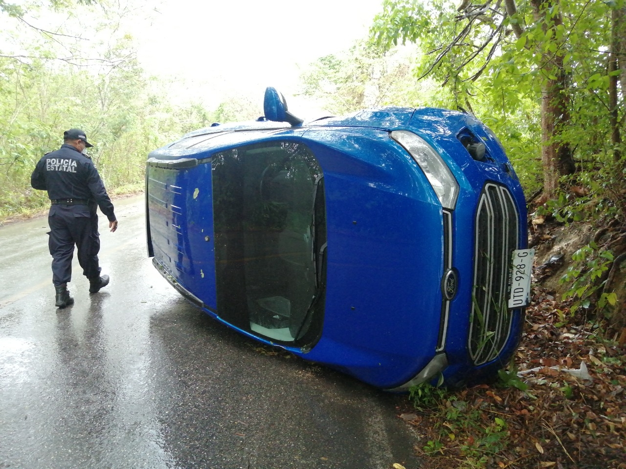 El vehículo permaneció abandonado en la carretera Tizimín-Colonia Yucatán