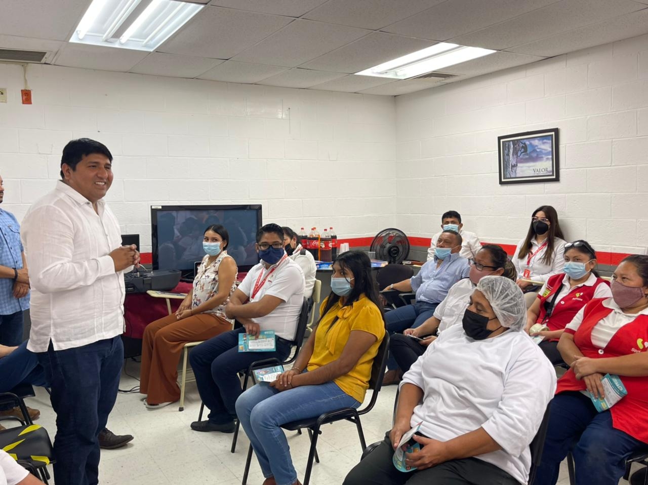 Rogerio Castro se reunió con trabajadores de Motul y Mérida. Foto: Cortesía