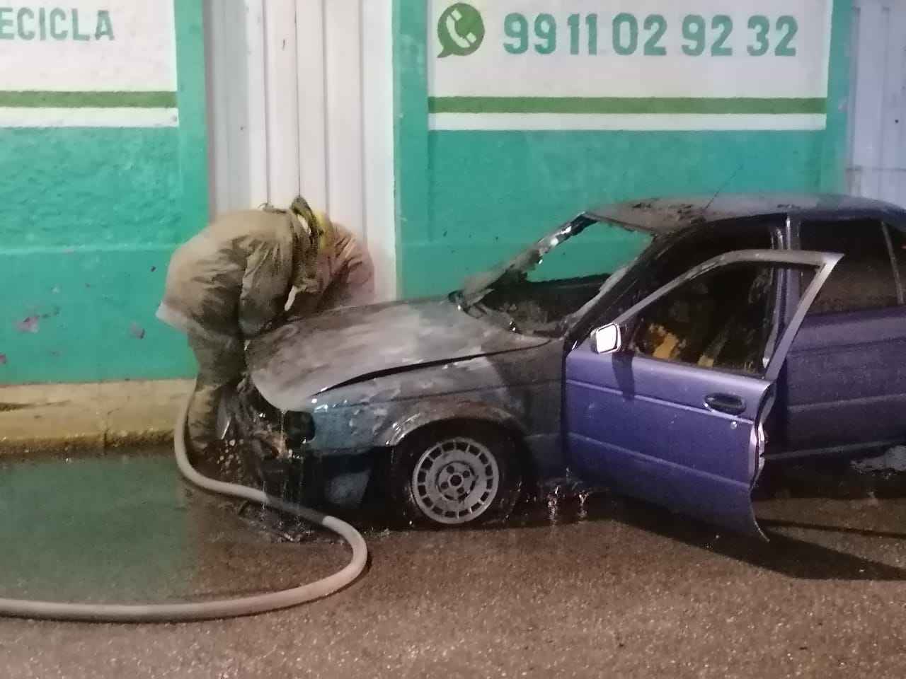 El auto fue consumido por las llamas por un cortocircuito