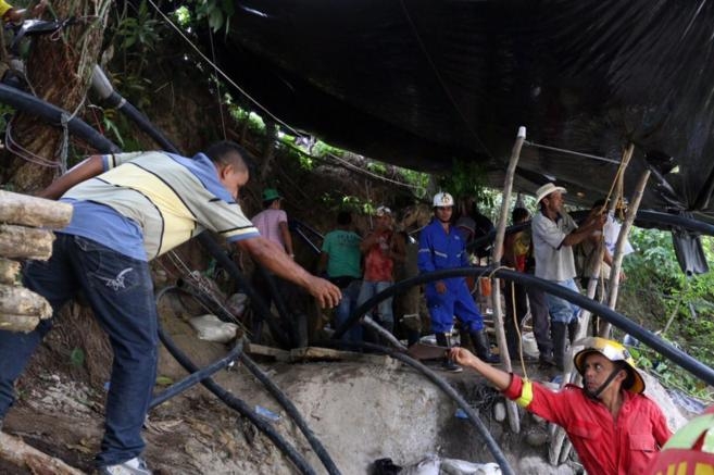 El saldo preliminar es de 14 mineros atrapados, pero podría haber más. Foto: AFP