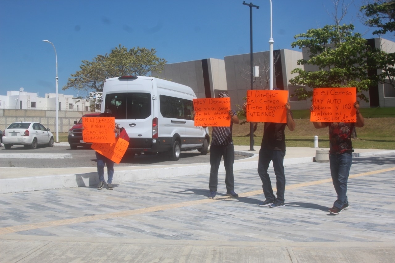 Familiares de reos piden destitución del Director del Cereso de Ciudad del Carmen