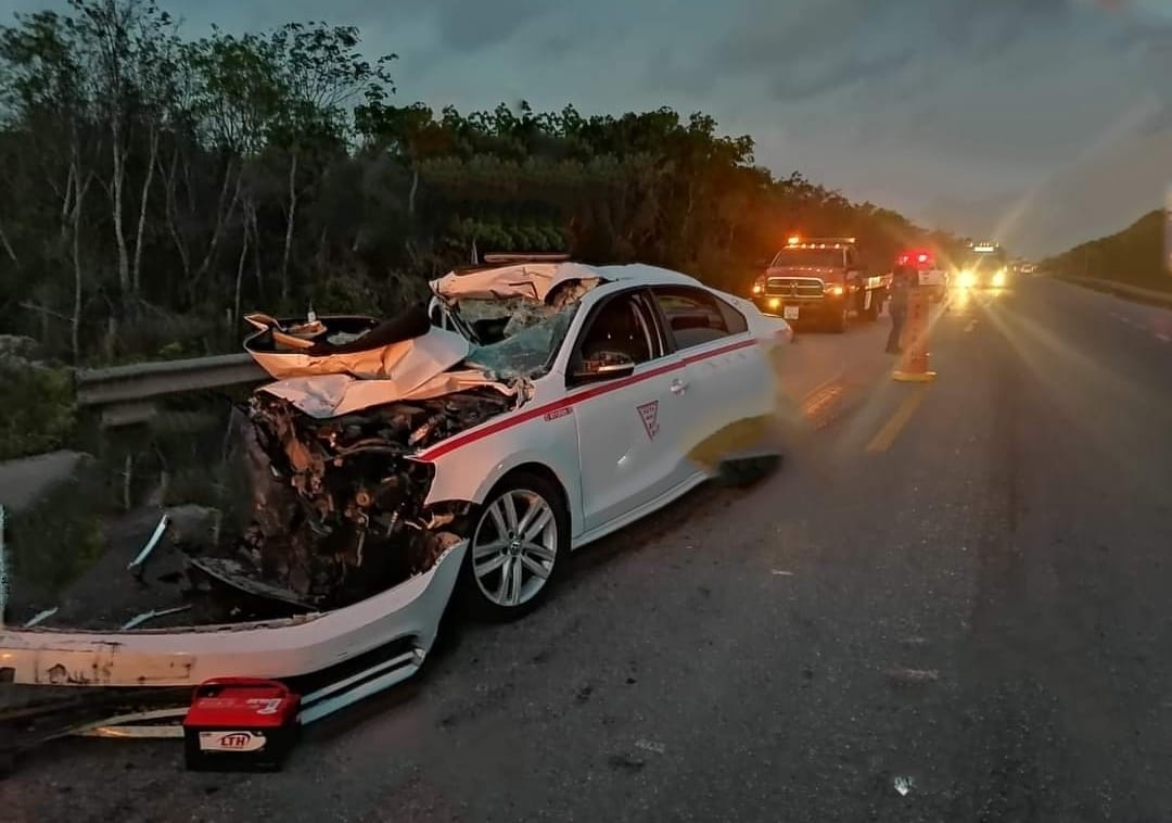 El taxi fue reportado como pérdida total y se busca a su chofer; mientras fue remolcado por una grúa para desbloquear el carril en Tulum