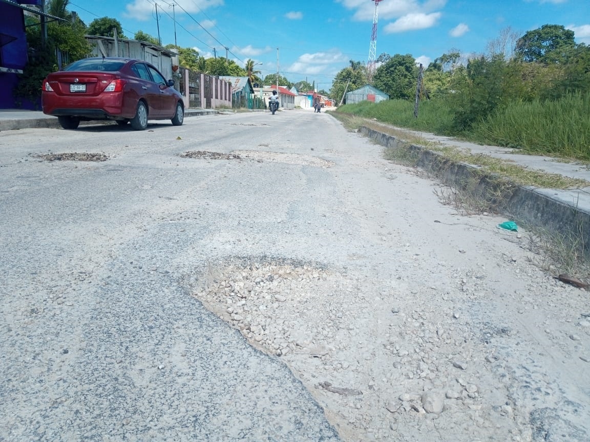 Constructora engaña a vecinos de Escárcega; anuncia pavimentación, toma la foto y... ¡se va!