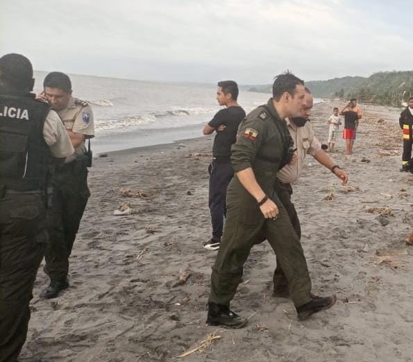 Una avioneta de la Policía Nacional de Ecuador cae al mar instantes después de despegar