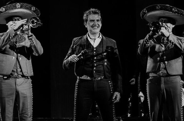 Alejandro Fernández se despide de sus fans tras concierto en Mérida