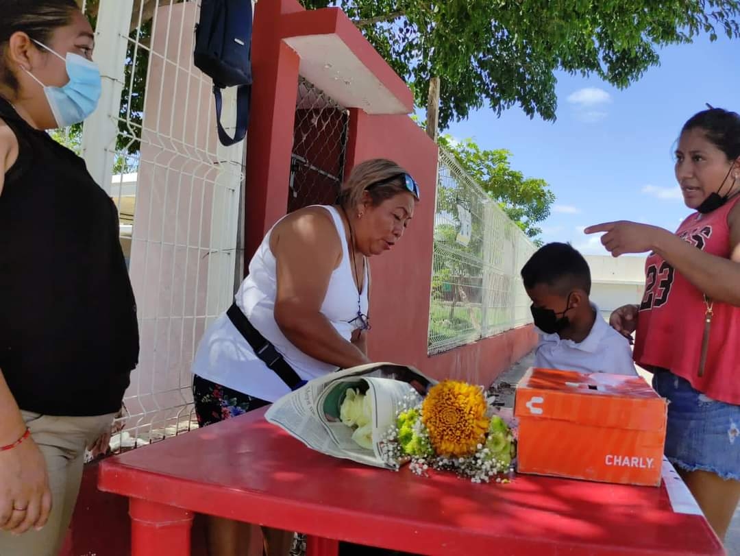 Los padres del menor fallecido en Umán recibieron veladoras, flores y dinero en efectivo