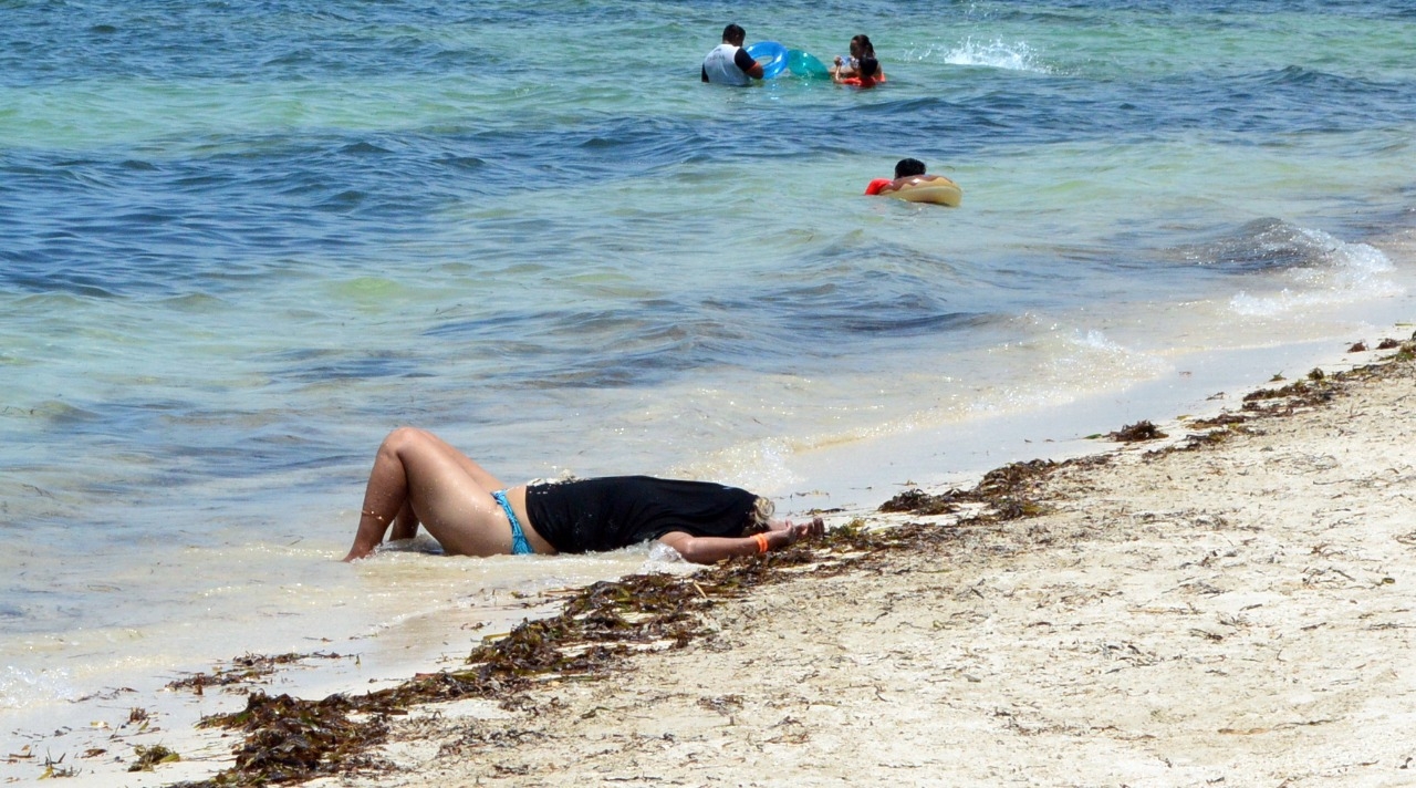 Bañistas ignoran presencia de combustóleo en Playa Bonita de Campeche