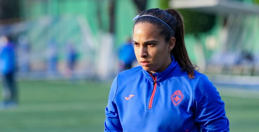 Vanessa Córdoba, jugadora femenil, compartió a una niña de Mérida jugando futbol