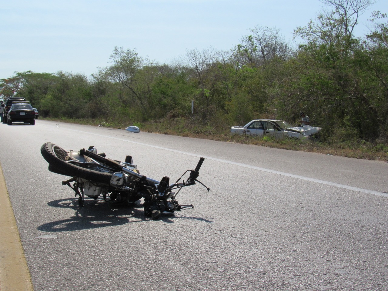 Choque entre una motocicleta y un vehículo deja dos lesionados en carretera Mérida-Tixkokob