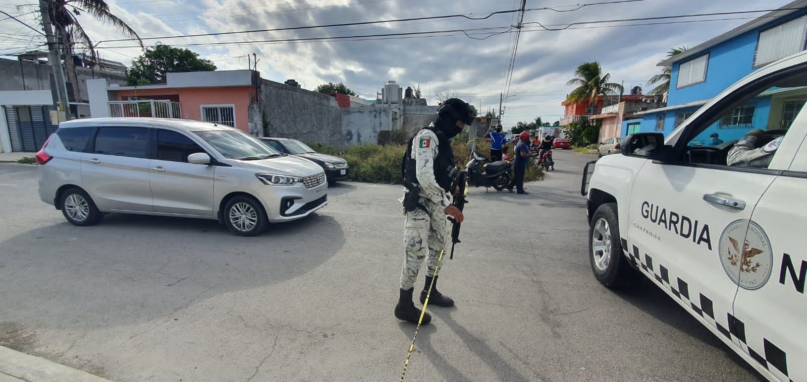 En algunos sitios de las colonias de Cozumel, la Guardia Nacional cerró el paso a automovilistas para las indagatorias correspondientes