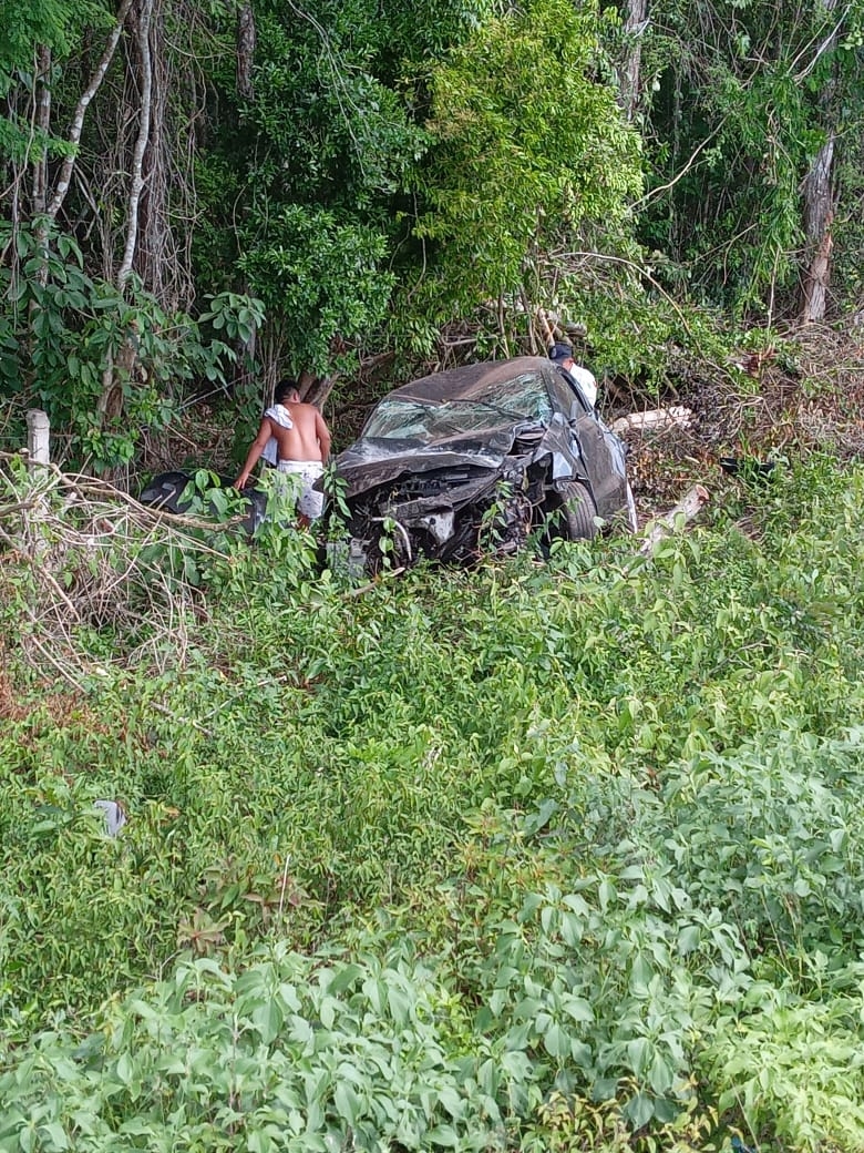 El automóvil quedó destrozado