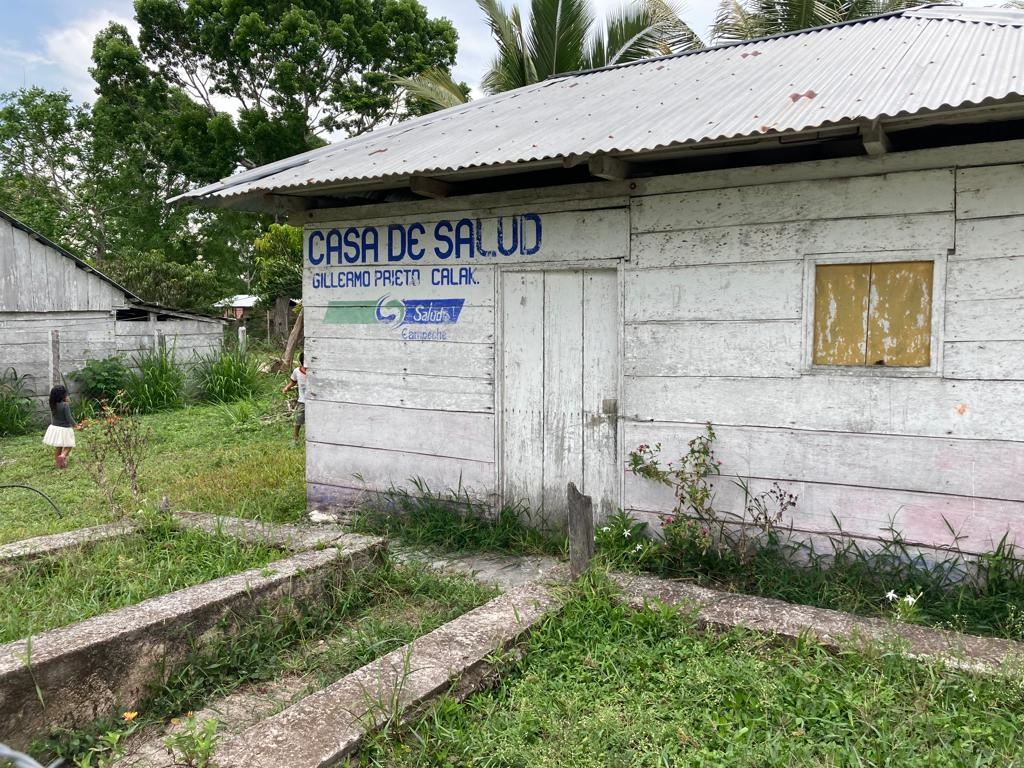 El municipio de Calakmul, en Campeche, instaló centros de salud en las comunidades limítrofes, mientras que las escuelas pertenecen a Quintana Roo