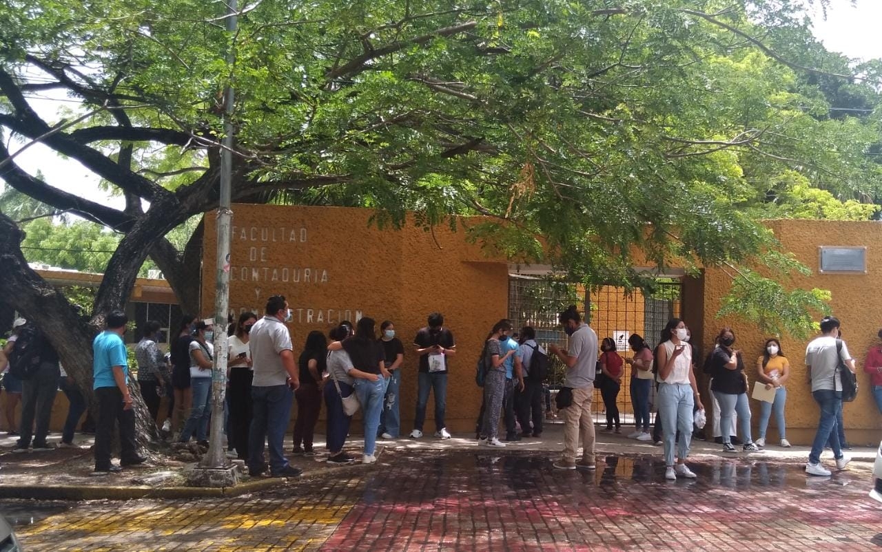 Jóvenes presentan examen de admisión a facultades de la UADY: VIDEO