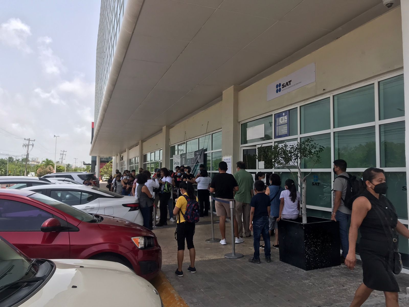 La sede del SAT en Cancún lució con una larga fila afuera de sus instalaciones, en su mayoría buscaban su Constancia de Situación Fiscal