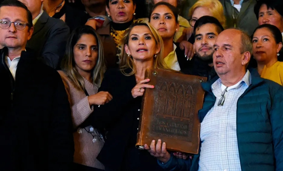 Jeanine Áñez se autoproclamo presidenta de Bolivia en medio de un golpe de Estado contra Evo Morales. Foto: AFP