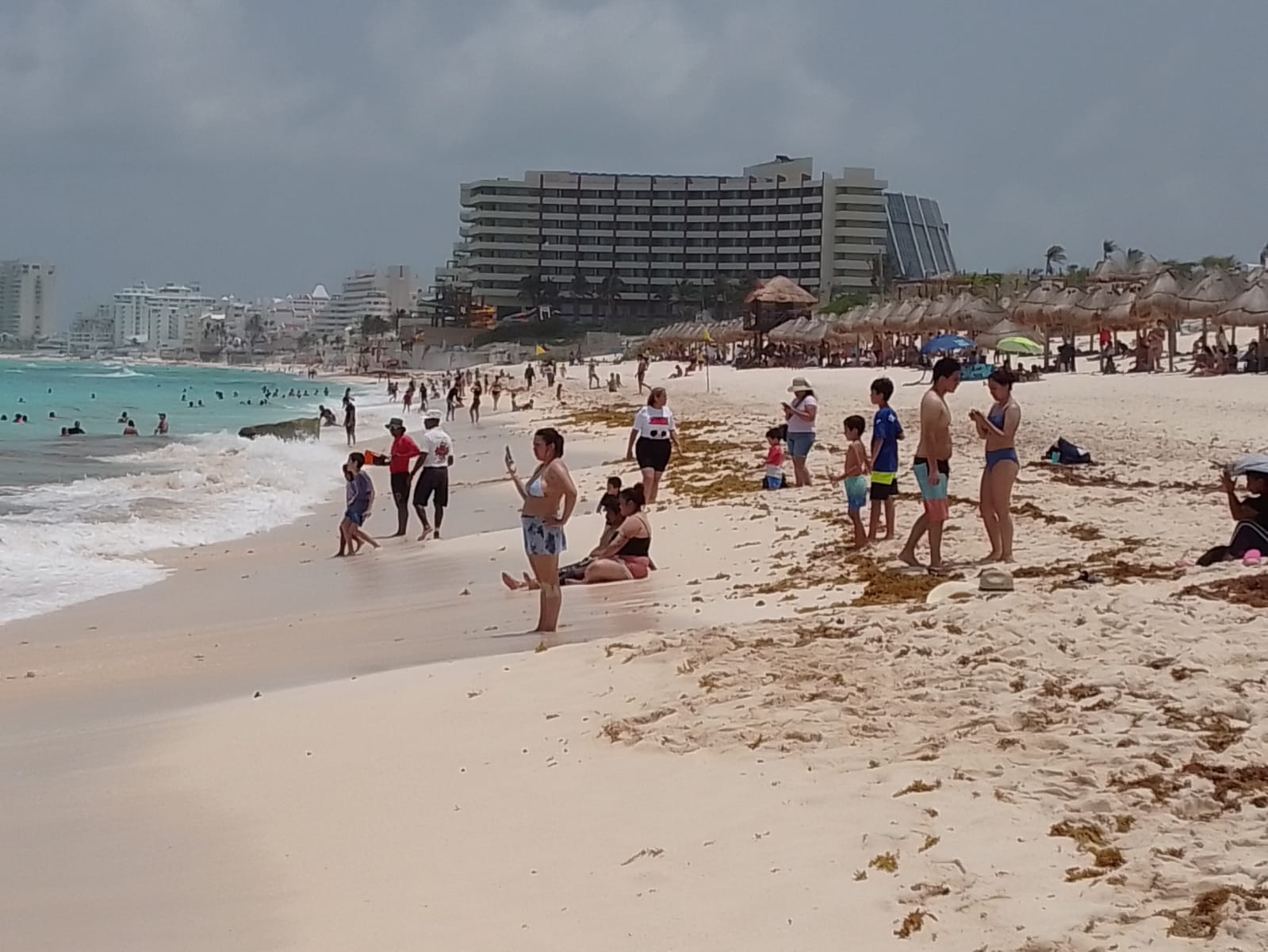 Los bañistas extranjeros y nacionales pudieron disfrutar de Playa Delfines en Cancún, ya que no tuvo un recale excesivo de sargazo