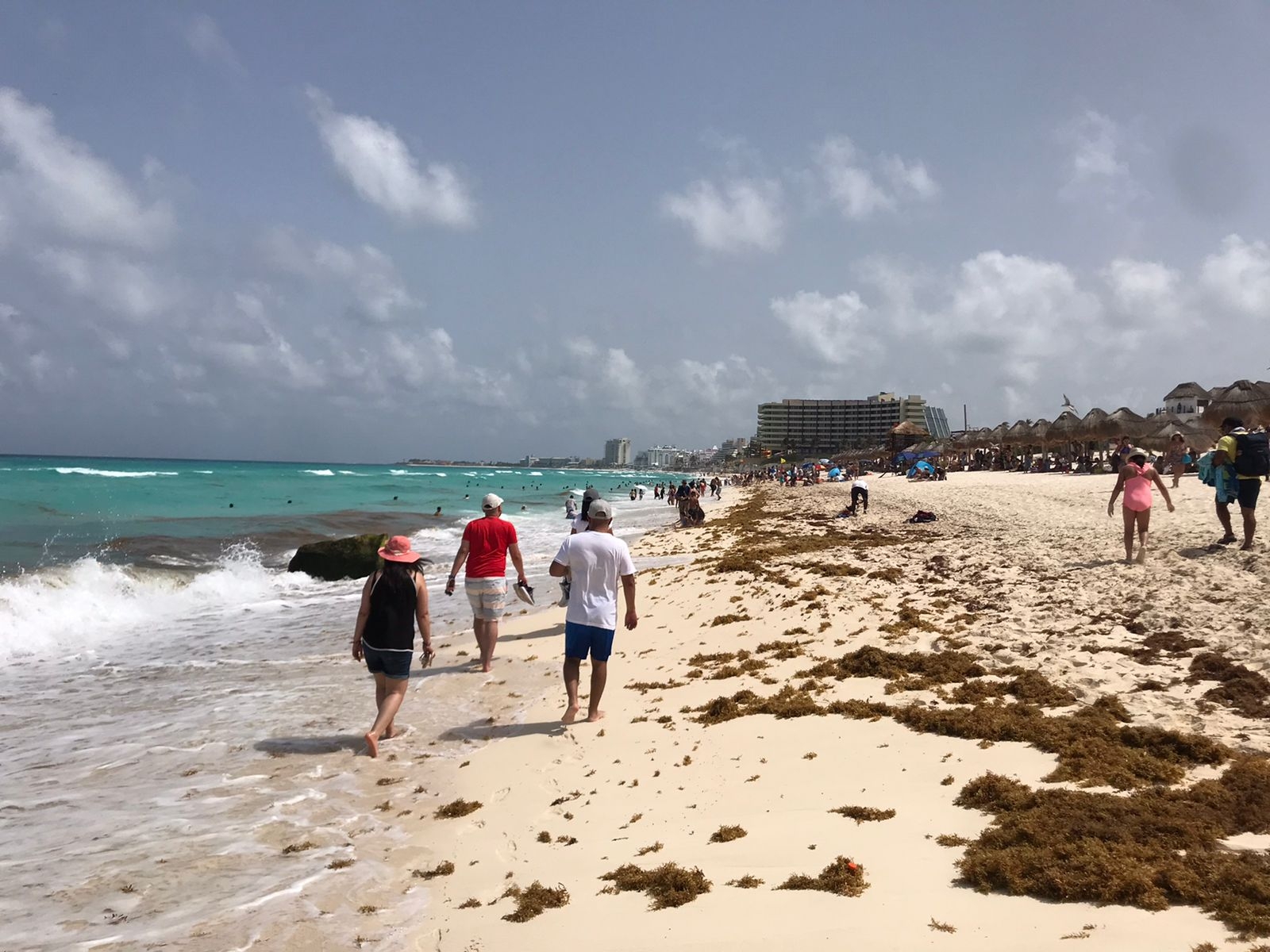 Más de mil 300 bañistas disfrutan del sol en Playa Delfines este domingo: EN VIVO