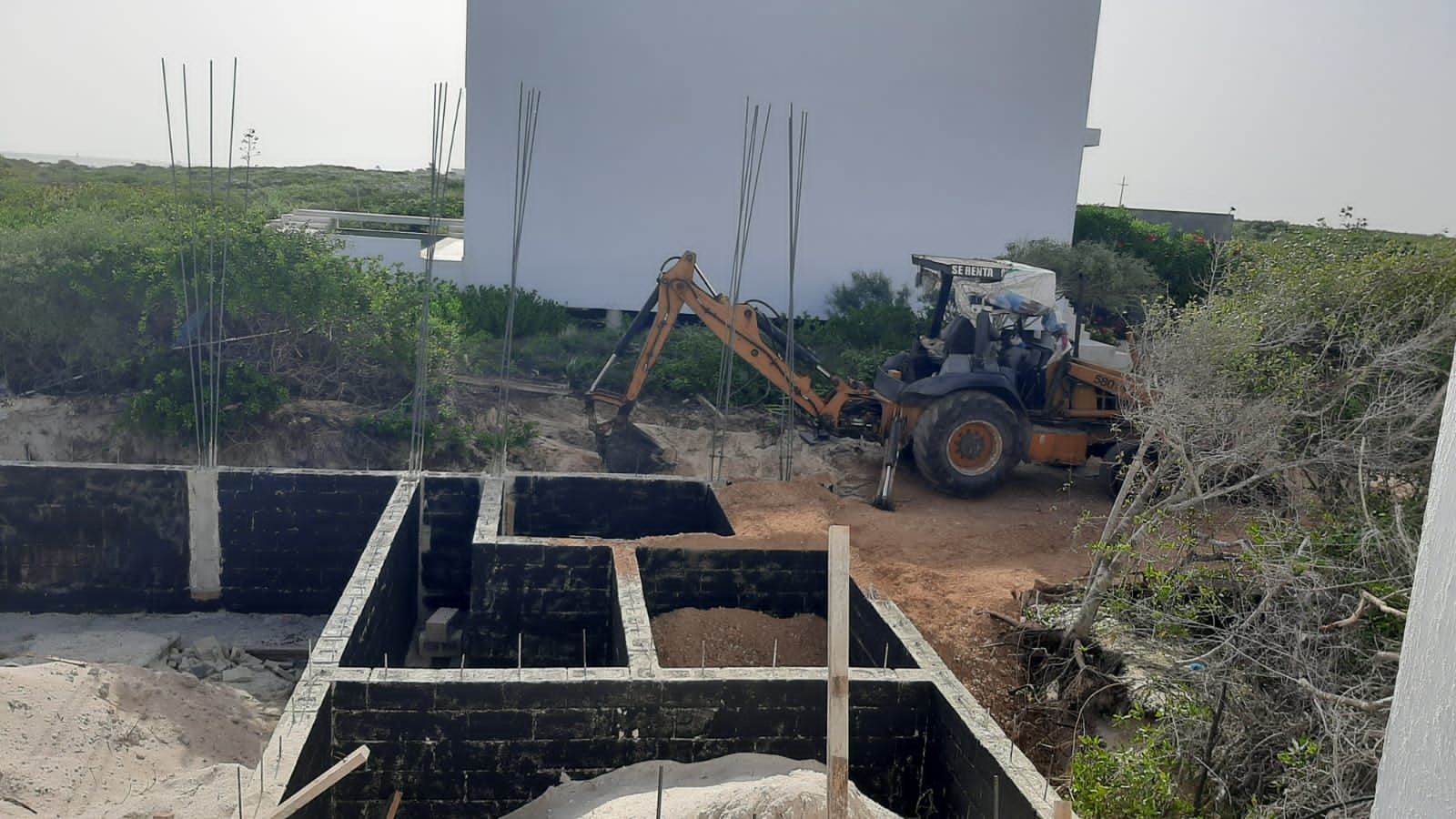 La maquinaria pesada se encontraba extrayendo arena para la construcción de un club de playa que llevará el nombre de “Cabo”, aseveró un testigo