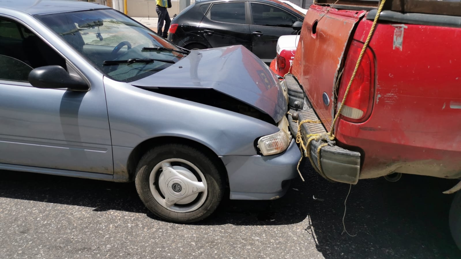 Colisión entre tres autos genera bloqueo en avenida Isla de Tris de Ciudad del Carmen