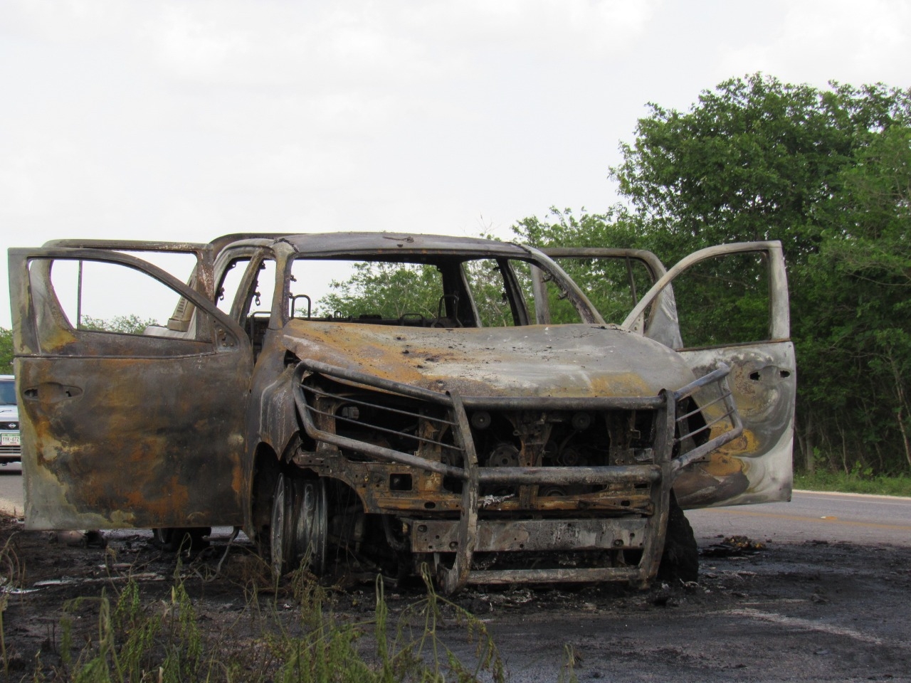 El auto quedó calcinado sobre el acotamiento de la carretera. Foto: Ernesto Pinzón