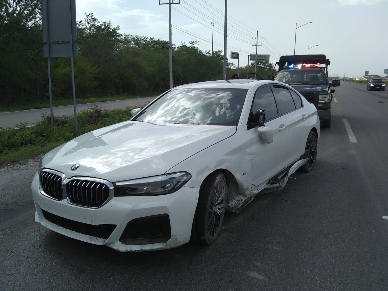 Hallan auto de lujo abandonado en la carretera Mérida-Progreso