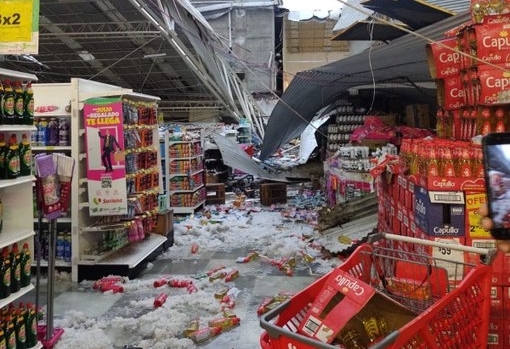 El techo de una tienda comercial cayó debido al granizo. Foto: Twitter