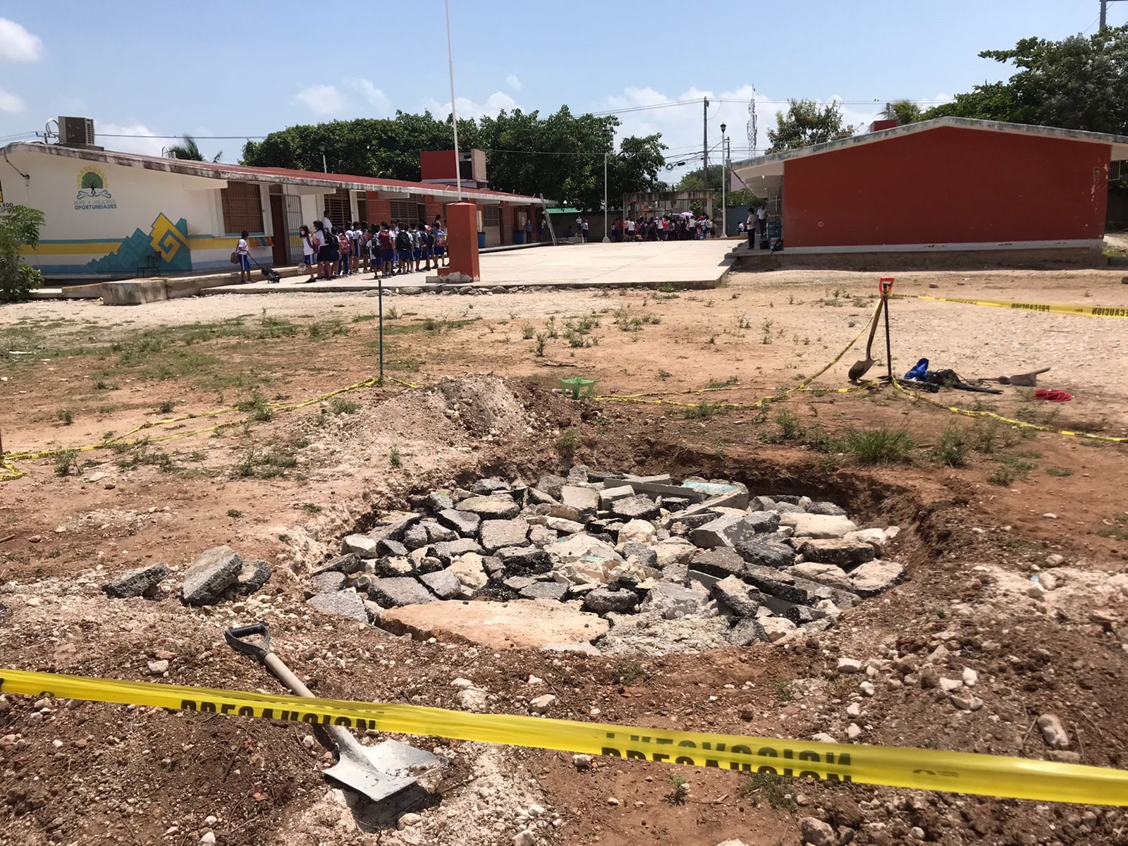 Padres desconocen reparaciones por socavón en escuela de Cancún: VIDEO