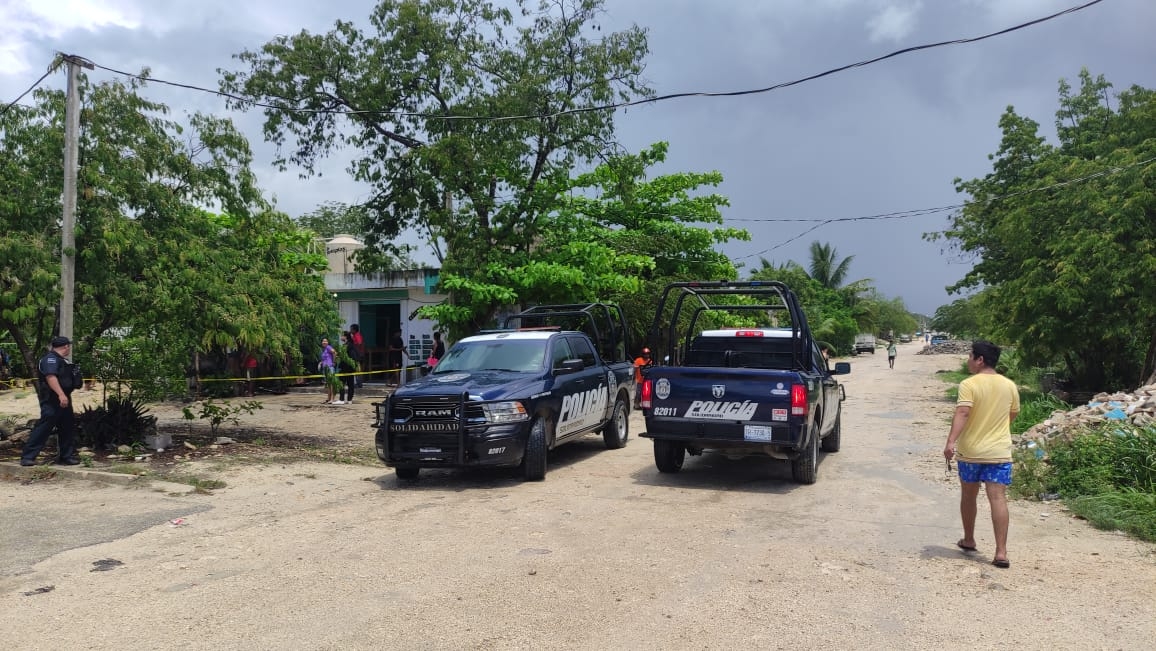 Los elementos policiacos en Playa del Carmen acordonaron la zona del asesinato en la colonia In House tras la ejecución de un hombre