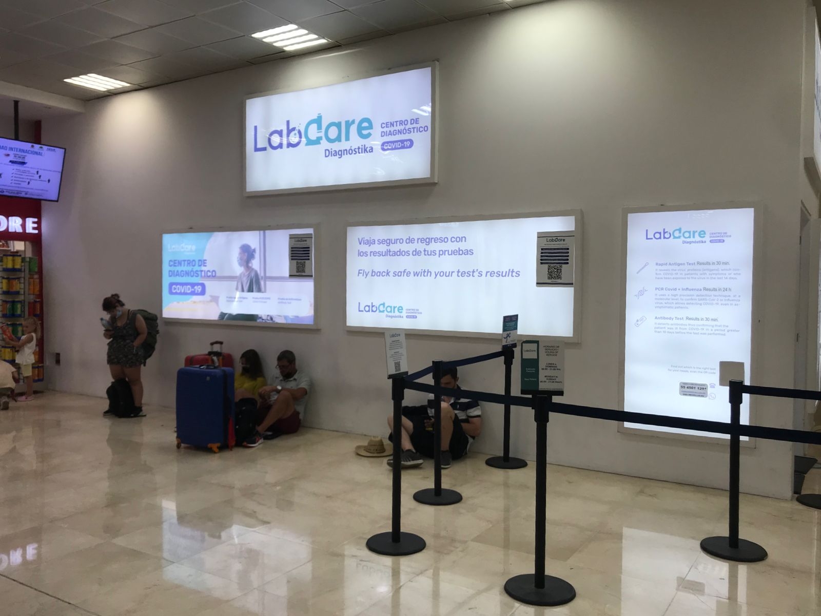 Los viajeros que irán hacia Estados Unidos pasan directo a la fila de su aerolínea para documentar su equipaje en el Aeropuerto Internacional de Cancún