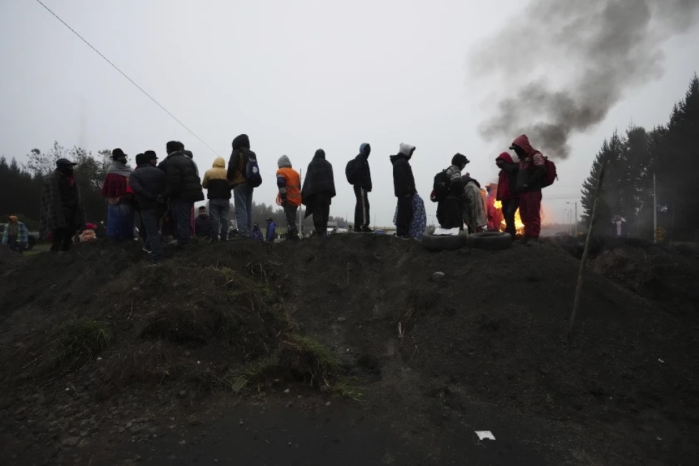 Indígenas de Ecuador protestan contra el presidente Guillermo Lasso; cierran carreteras