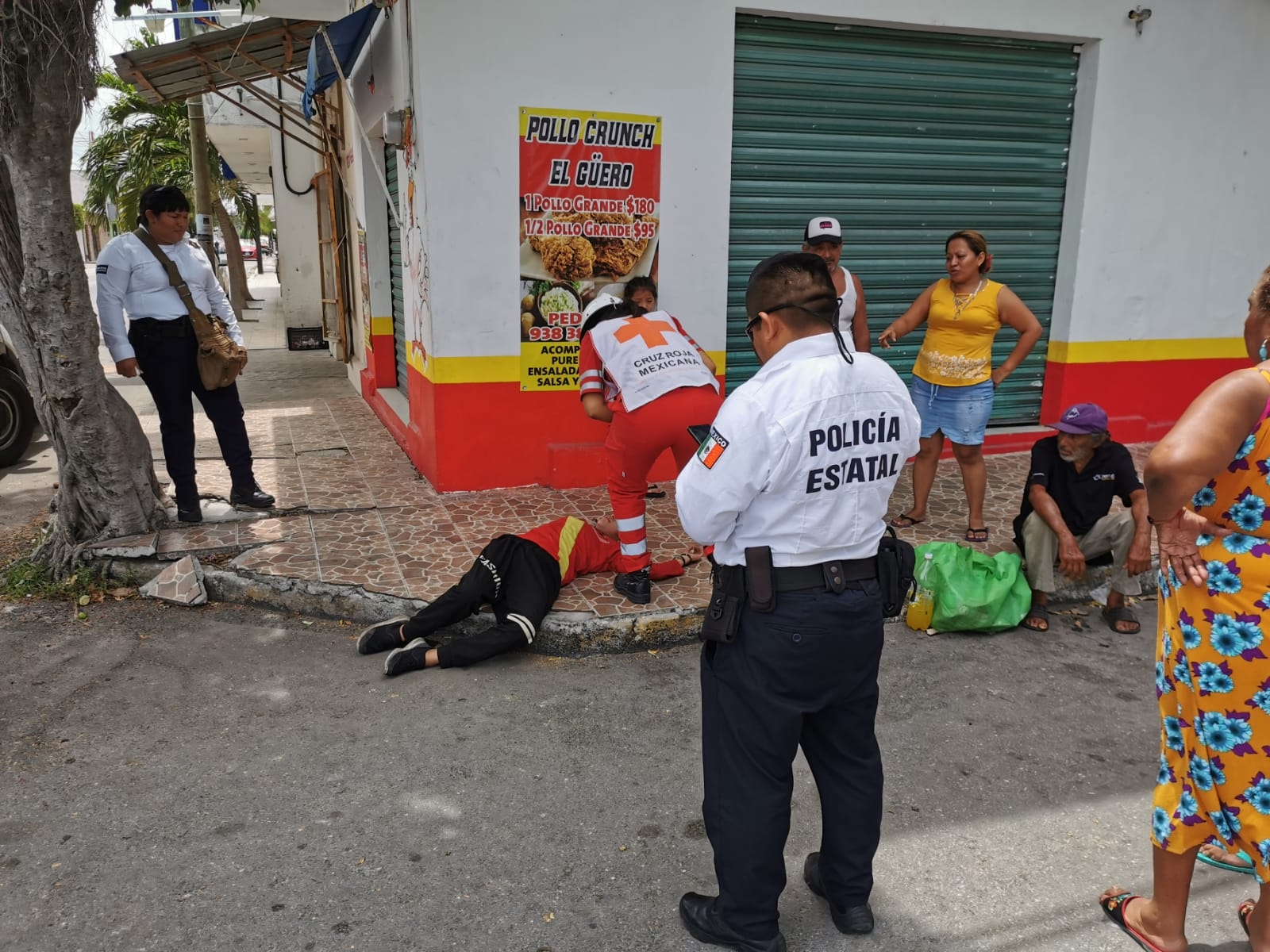 Al lugar llegaron elementos de la policía, pero también paramédicos de la Cruz Roja