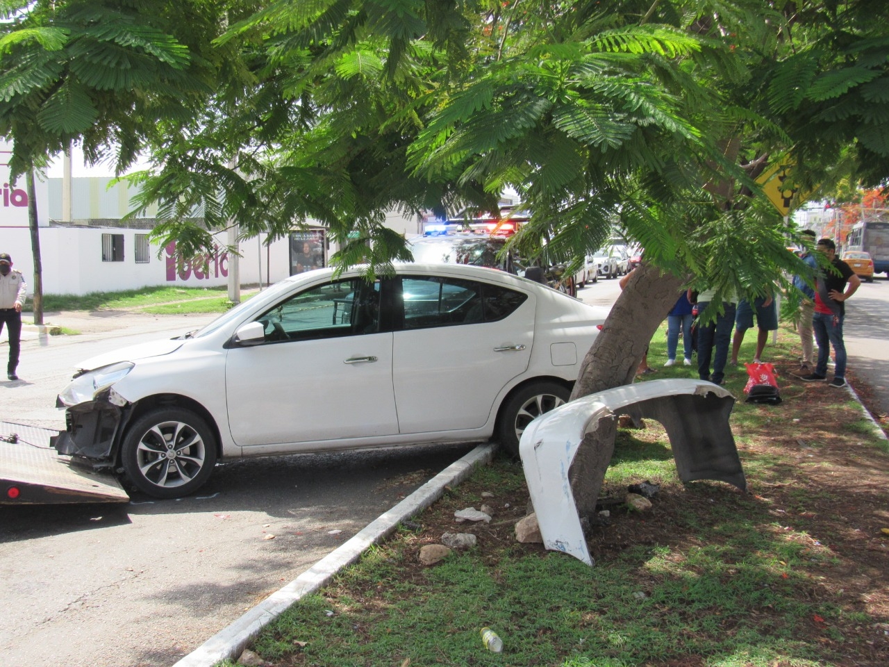 Conductor choca contra dos autos en el semáforo de la avenida Jacinto Canek de Mérida