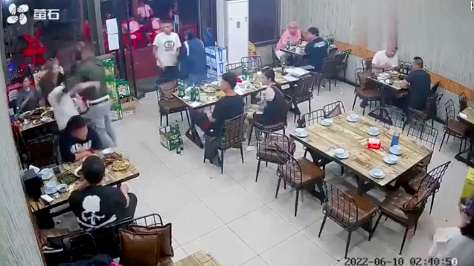 Los sujetos agredieron a unas mujeres en un restaurante de China el fin de semana