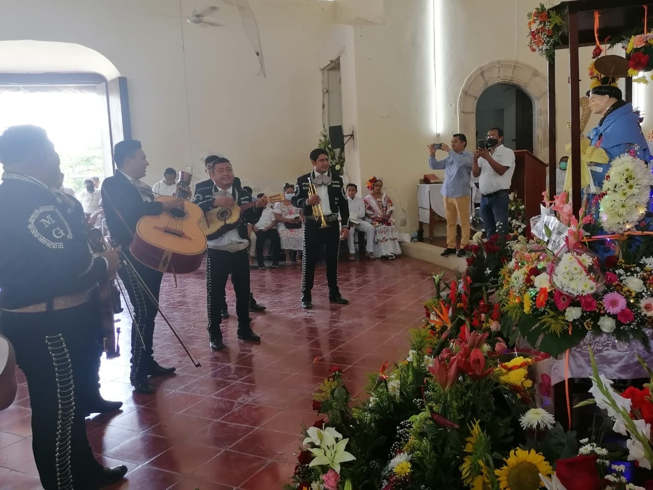 Feligreses de Motul despiden con mariachi a San Antonio de Padua