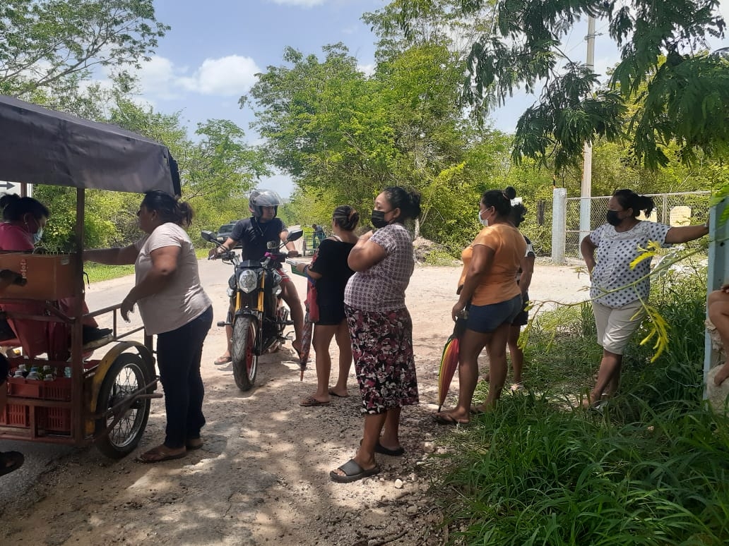 Autoridades y Sana plantan a vecinos de Timucuy; se quejan por malos olores de relleno sanitario