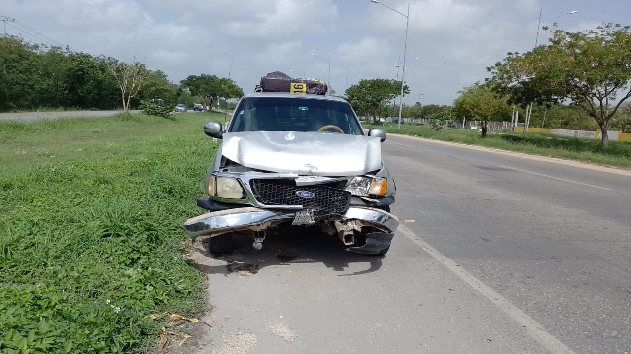 Conductor choca contra camioneta que circulaba a baja velocidad en el Periférico de Mérida