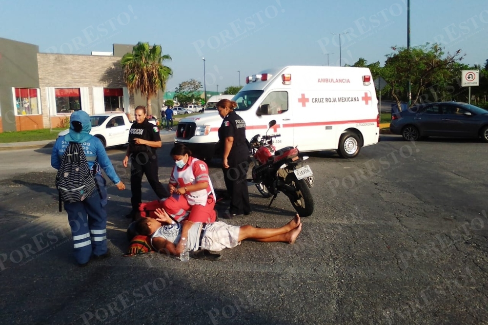Paramédicos de la Cruz Roja atendieron al motociclista que fue chocado por un automovilista, que huyo del sitio, en Playa del Carmen