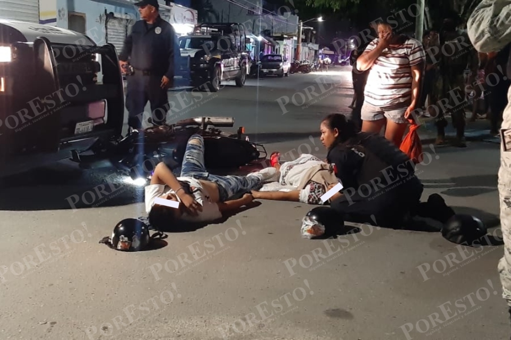 Los dos tripulantes de la motocicleta impactada por una patrulla policiaca en Cozumel fueron llevados a un hospital privado de la isla