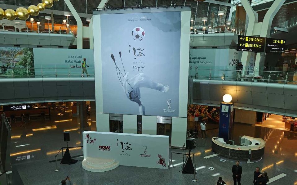 El cartel oficial de la próxima Copa del Mundo fue creado por la artista qatarí Bouthayna Al Muftah