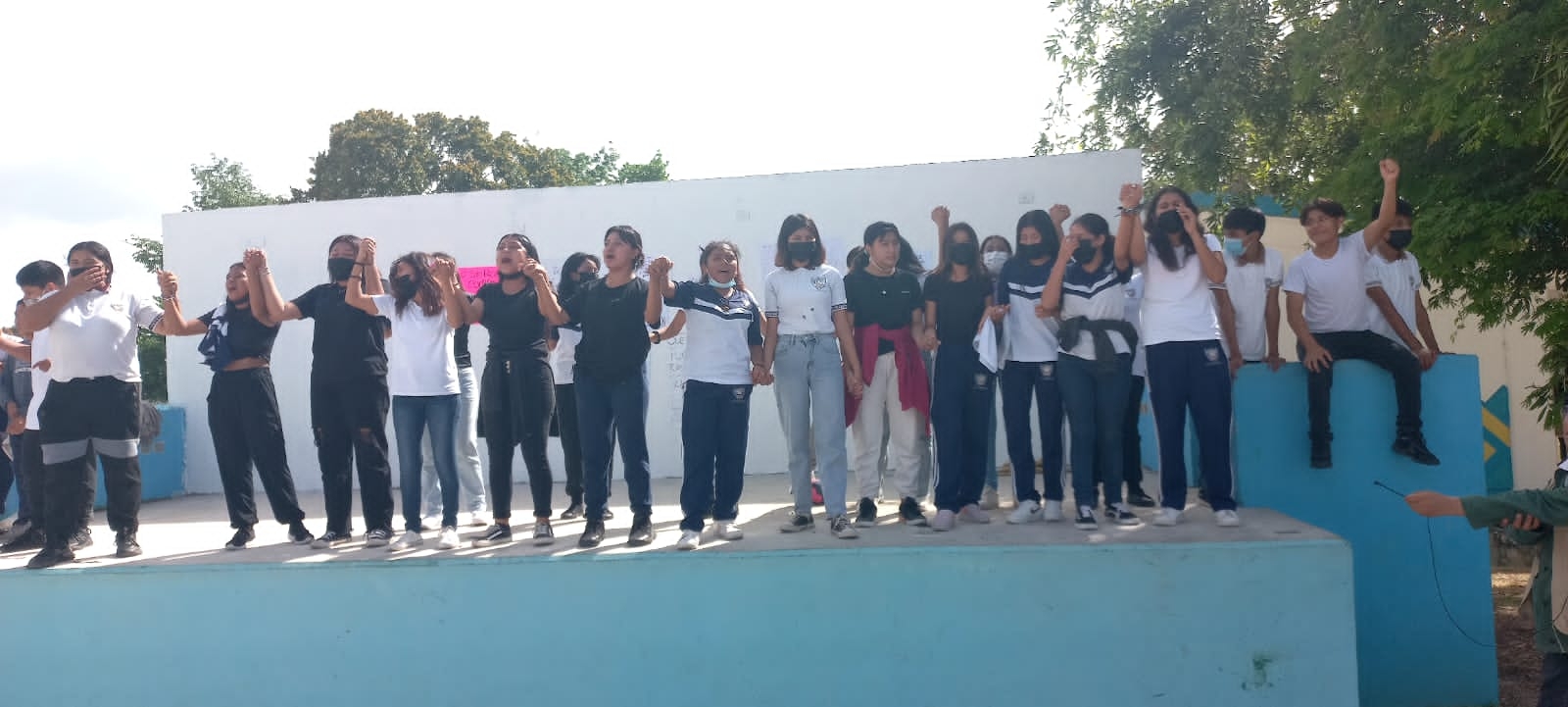 Alumnos se manifiestan en Playa del Carmen contra maestro acusado de abuso sexual: VIDEO