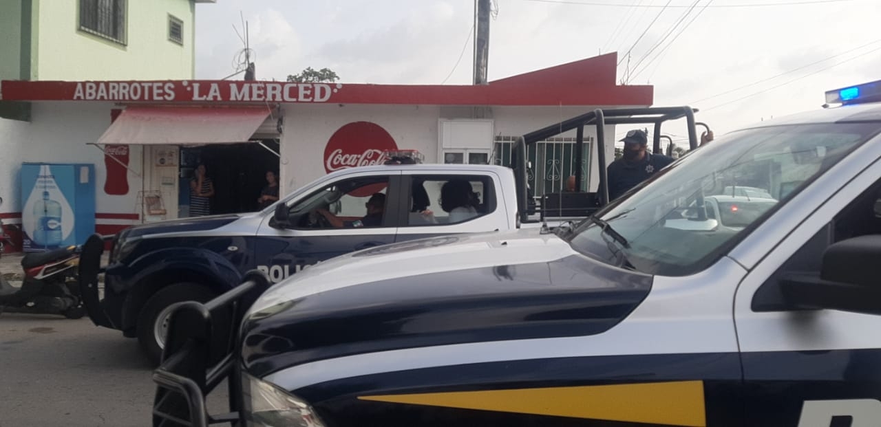 Elementos policiacos acudieron a la colonia 10 de Abril en Cozumel para atender a la mujer, quien será canalizada al IQM