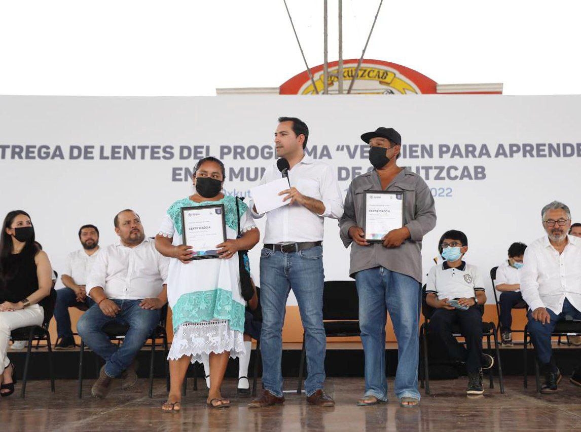 Mauricio Vila entregó diversos apoyos para la ciudadanía en Oxkutzcab, como lo son certificados de viviendas y lentes para aprender mejor