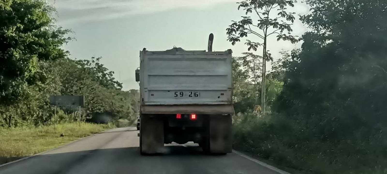 Tren Maya: Comunidades de la carretera Cancún-Mérida exigen a volqueteros regular velocidad