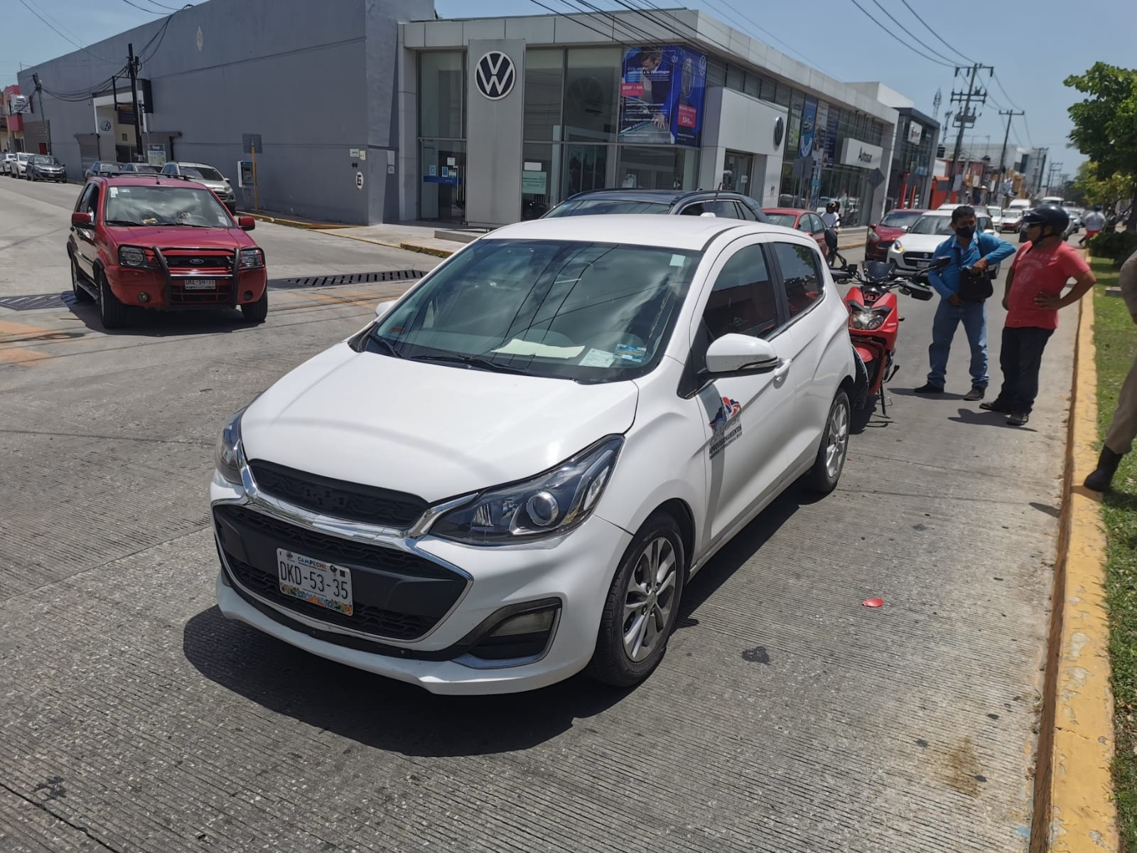 El accidente generó una fila de autos detrás, provocando tráfico en la zona