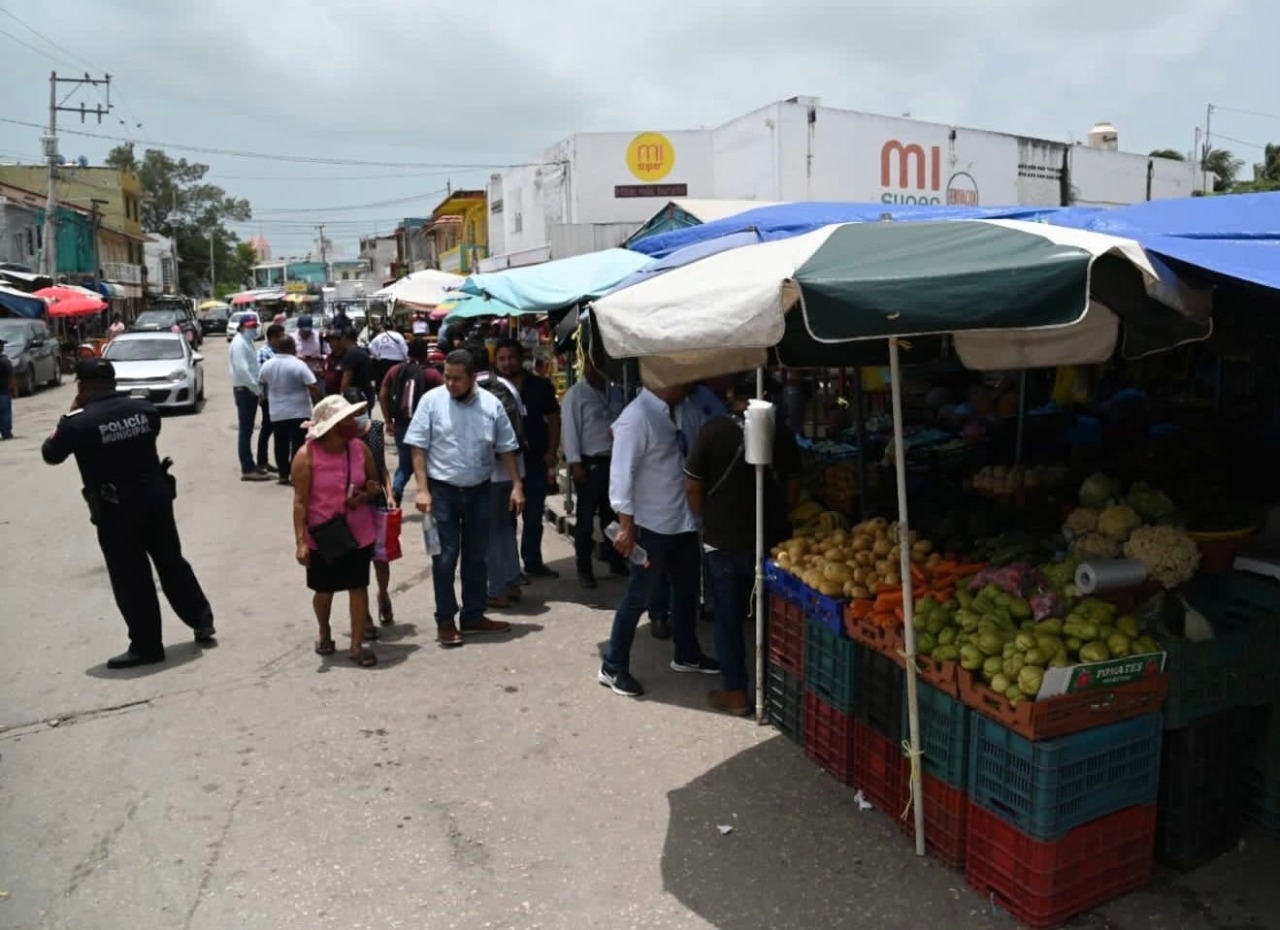 El director de Desarrollo Urbano de Ciudad del Carmen platicó con los comerciantes del tianguis de Chechén