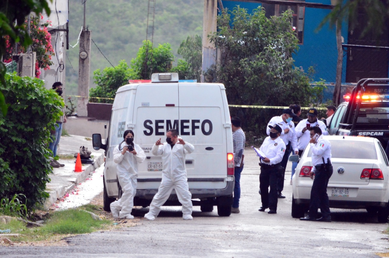 La Semefo acudió para registrar el asesinato y recoger el cuerpo. Foto: Alan Gómez