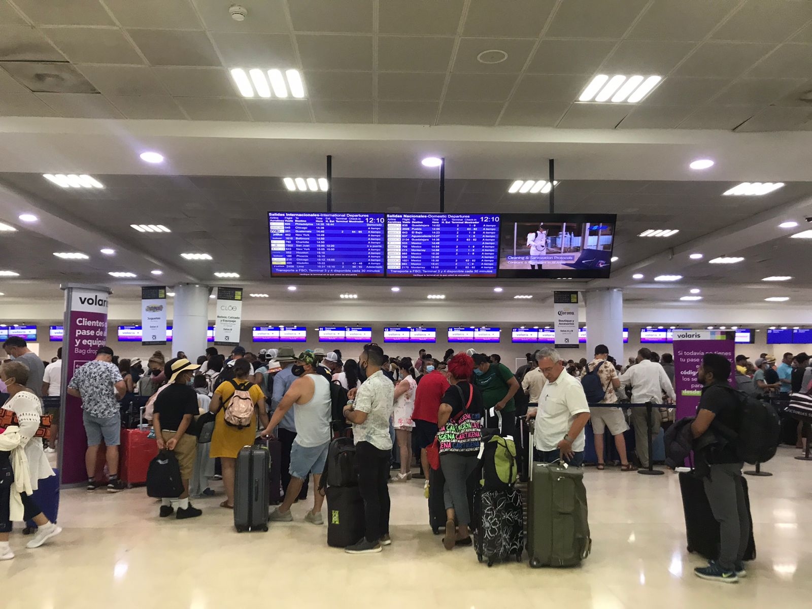 Volaris sobrevende vuelos y causa largas filas en el aeropuerto de Cancún: VIDEO