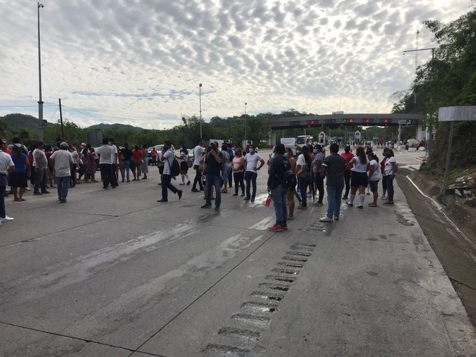 Padres y madres de familia, así como estudiantes bloquearon la carretera México-Acapulco. Foto: Twitter