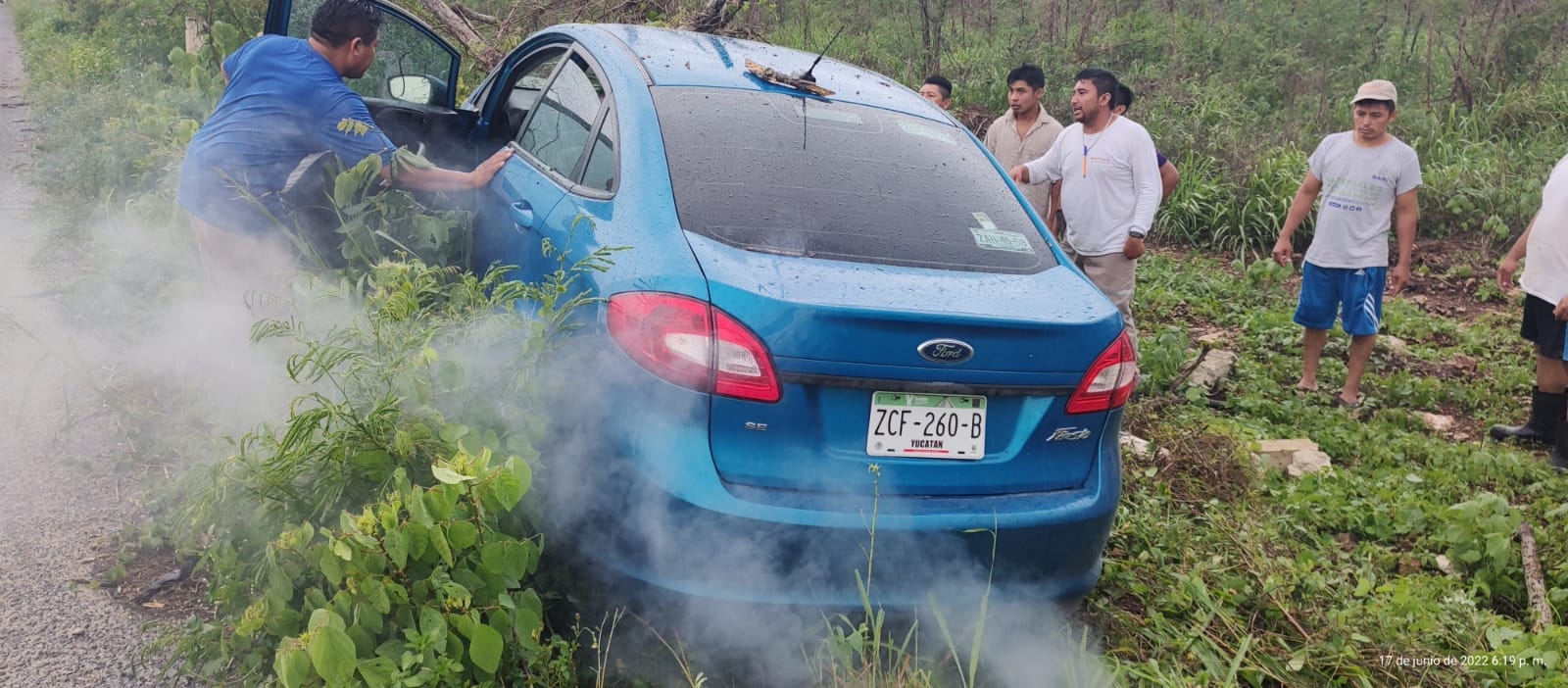 Un vehículo se salió de la carretera en la Mérida - Motul